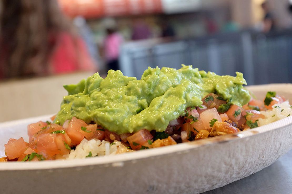 Plato de guacamole servido en un restaurante de la cadena Chipotle.