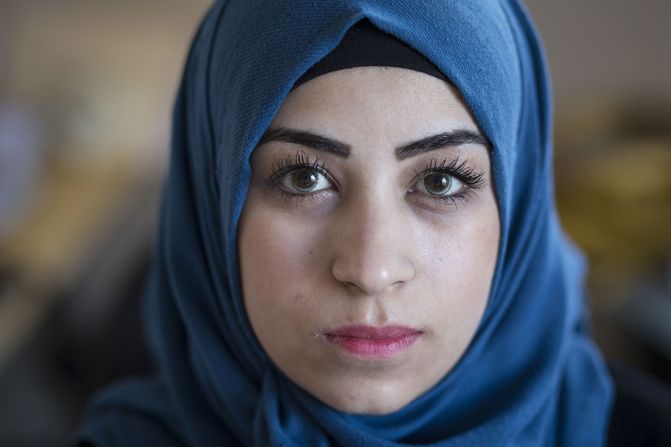 Zainab Abdo, 21 años, Siria — Abdo llegó a Estados Unidos hace siete meses y vive en Lowell, Massachusetts. Está aprendiendo inglés y eventualmente quiere estudiar enfermería. Abdo trabaja en el turno de la noche en Walmart, pero no tiene Tarjeta de Residente aún. Hablando a través de un intérprete, dice que tiene miedo sobre lo que signifique la medida para su futuro. “Tengo familia en Siria y en Turquía. Mucha gente ha perdido la esperanza”.