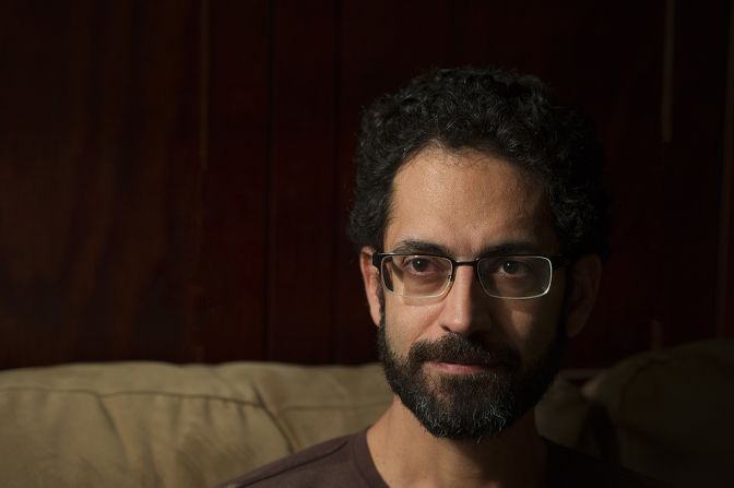 Babak Seradjeh, 39 años, Iran — Seradjeh es profesor asociado de Física en la Universidad de Indiana. Nació en Teherán, pasó ocho años en Canadá y actualmente vive en Bloomington, Indiana. Tiene doble nacionalidad: iraní y canadiense. Seradjed planeaba viajar a Tel Aviv este sábado para encontrarse con su compañero de investigación, Eytan Grosfeld, un profesor en la Universidad de Ben-Gurion. “Viajé al aeropuerto de Newark para tomar mi conexión, pero con las noticias de que las personas —incluso las que tienen Tarjeta de Residente y doble nacionalidad— estaban siendo devueltas, decidí no hacer el resto del viaje. Me reprogramaron para regresar a Indiana”, dice. “Esto efectivamente suspende mi viaje de investigación hasta nueva orden”.