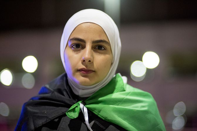 Nashwa Alhoussaini, 21 años, Siria — Nashwa Alhoussaini es originaria de Damasco. Ella estuvo en la protesta en el aeropuerto Metropolitano de Detroit el pasado 29 de enero. “Tengo mucha familia que vive en el extranjero”, dijo. “De hecho tengo un familiar que está tratando de traer a su prometida aquí y se iban a casar el próximo mes, pero oficiante la boda está cancelada”.