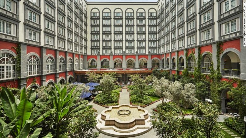 El Hotel Four Seasons de Ciudad de México fue completamente remodelado y tiene un patio central inspirado en la arquitectura colonial española.