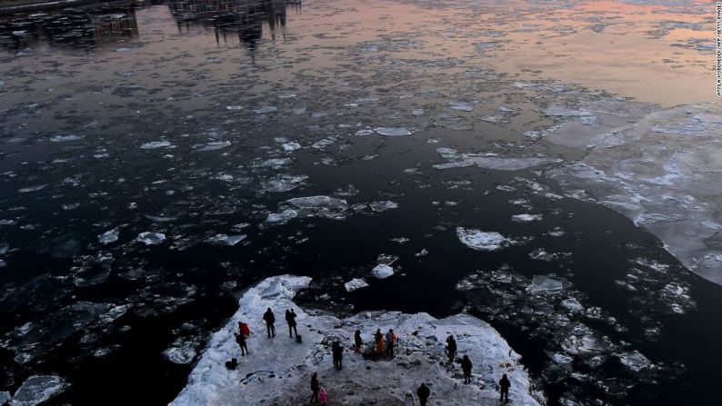 El clima helado también azotó a Budapest, Hungría, a mediados de enero, cuando algunas personas se reunieron debajo de los pilares del famoso Puente de Margarita para fotografiar grandes témpanos de hielo que flotaban en el río Danubio.