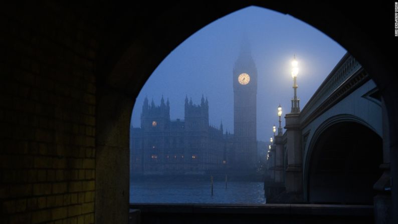 El sur de Inglaterra quedó envuelto en una densa neblina a mediados de enero. Esta foto retrata en esos días ambas cámaras del Parlamento y la famosa Torre de Isabel o Big Ben, de Londres, justo al anochecer.