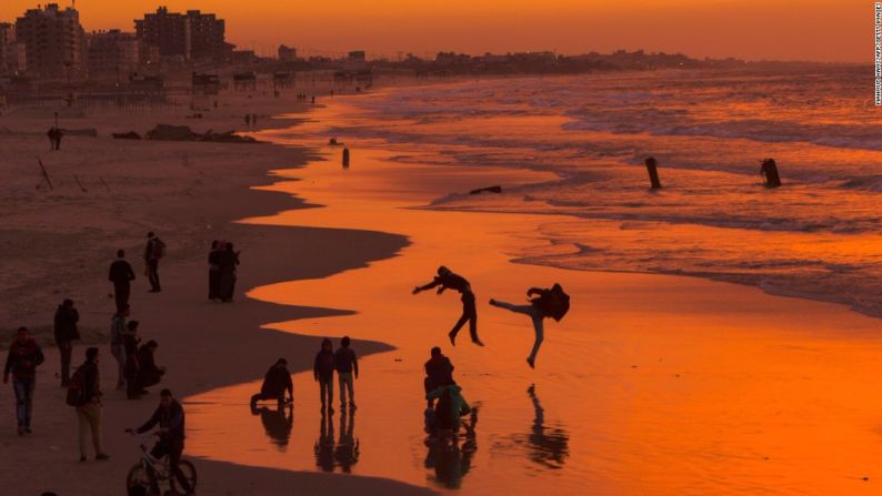 Palestinos disfrutan el atardecer, en una de las playas de Ciudad de Gaza. La ciudad tiene cerca de 500.000 habitantes.