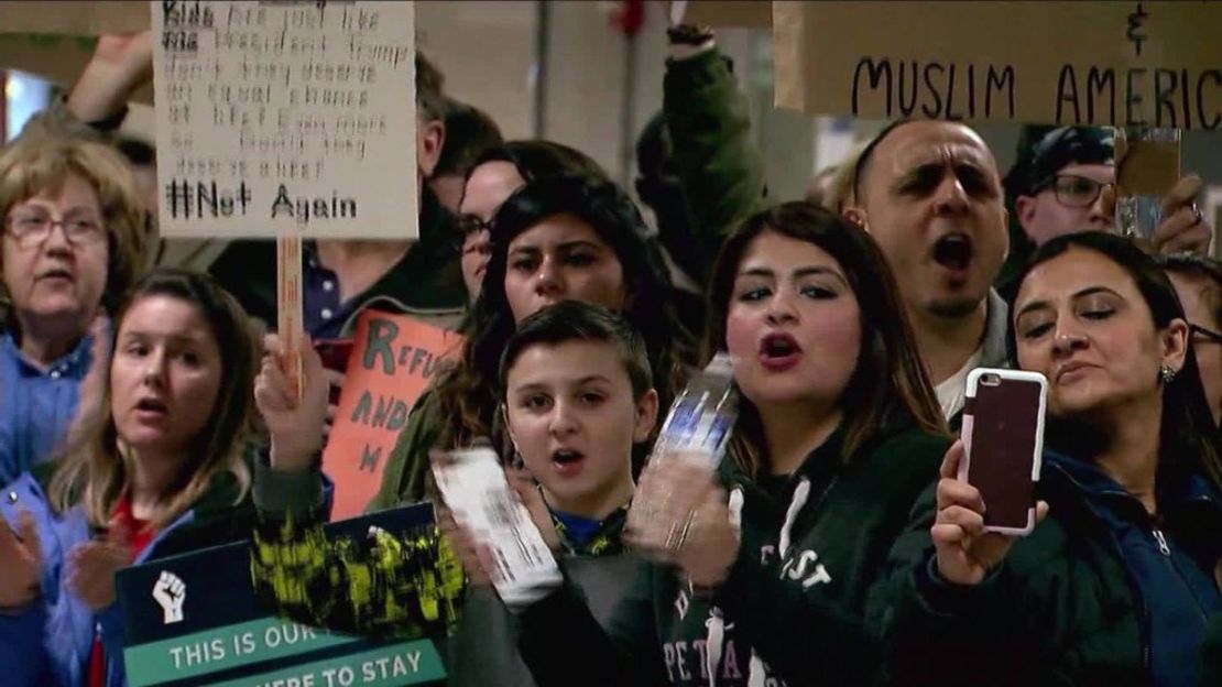 En varios aeropuertos de Estados Unidos se han realizado protestas por la medida inmigratoria decretada por el gobierno de Donald Trump.