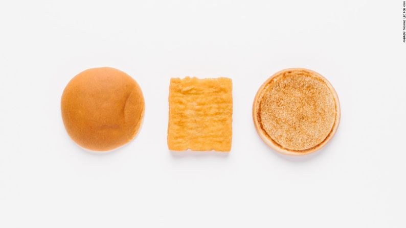 Menú para los sensibles a la sal — Remover la salsa tártara y de queso del sándwich 'Filet-O-Fish' de McDonald’s el conteo de sodio bajará de 570 a 360 miligramos y se convierte en uno de los sándwiches con menos sodios del menú de esta cadena.