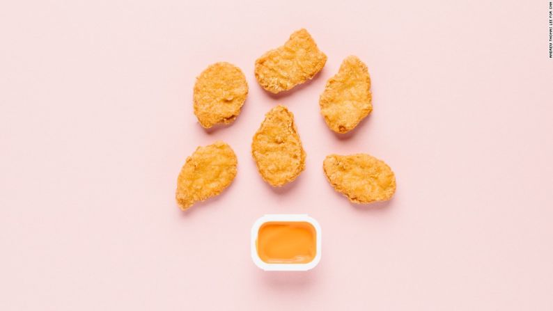 Menú para los sensibles al azúcar — La mejor opción baja en azúcar en un menú de McDonalds es una orden de McNuggets de pollo. Agregar la salsa picante de búfalo con pimienta roja, no agregará un solo gramo de azúcar.