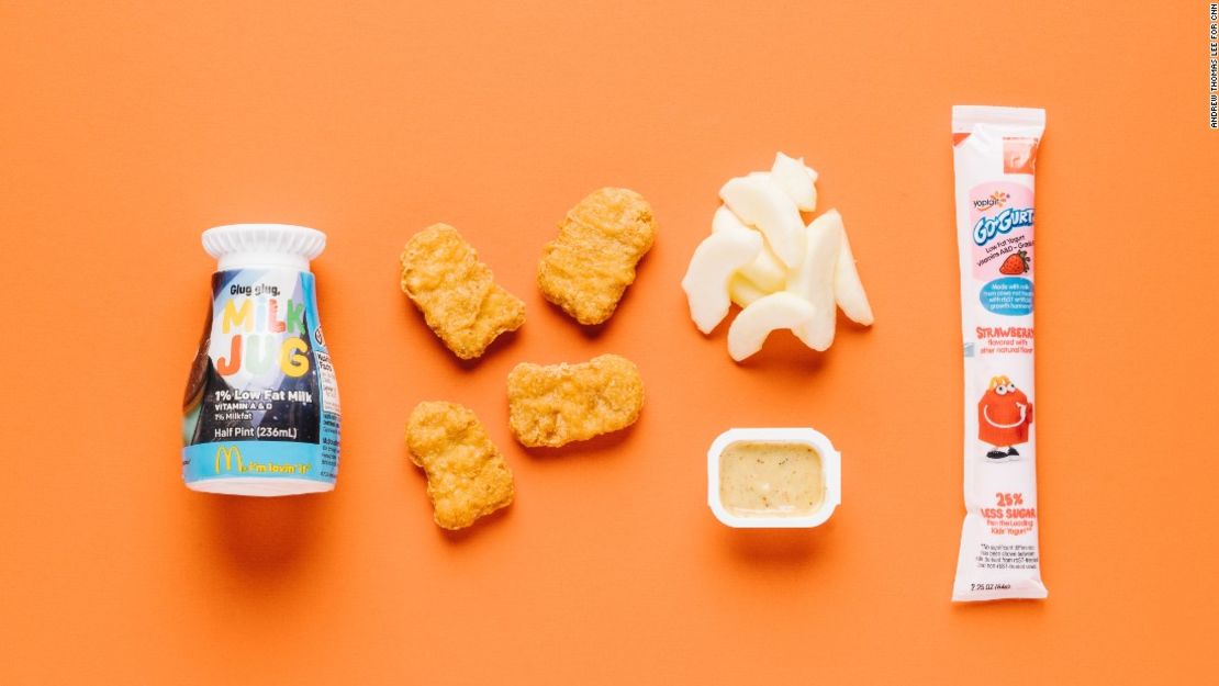 Menú para niños — Cuando se refiere a comida para niños, realmente no puedes equivocarte con una Cajita Feliz que lleva (cuatro) McNuggets, trozos de manzana, yogur con leche baja en grasa. Las manzanas y el yogur pueden ser una gran sustitución de las papas y un buen balance para la comida.