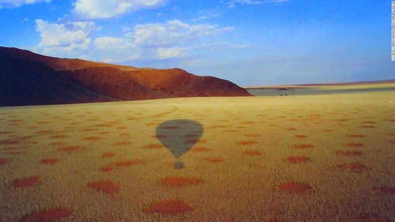 A lo largo de los años, varias teorías han batallado en el campo. Las principales hipótesis apuntan a gases, venenos o insectos que los causan, pero ninguna ha sido comprobada.