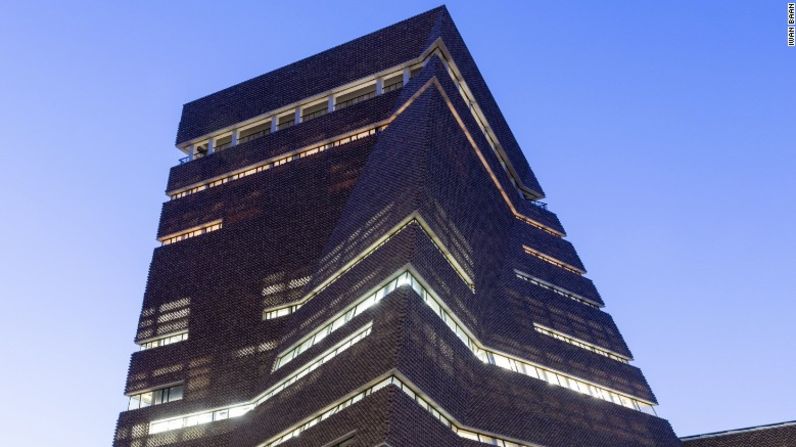 La nueva extensión de la galería 'Tate Modern' de Londres, hecha por el grupo de arquitectos Herzog & de Meuron, provee varios espacios abiertos y muy bien iluminados.