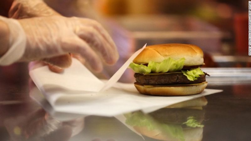 Multan a esta famosa cadena de hamburguesas por pagar bajos salarios | cnn