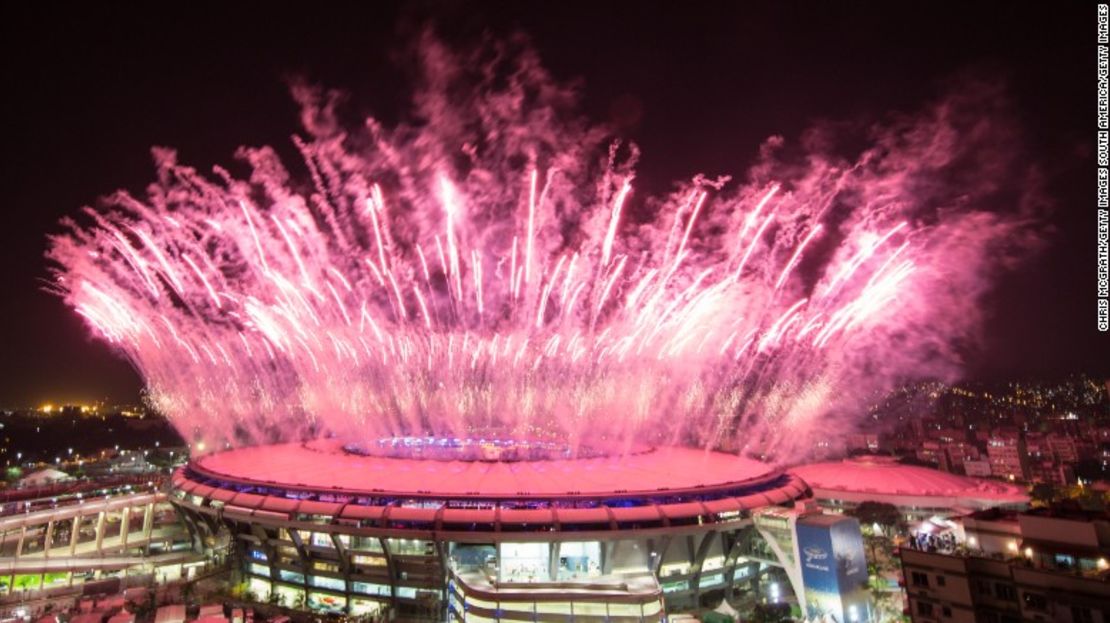 Fuegos artificiales explotan cerca al estadio Maracaná durante la ceremonia de apertura de los Juegos Olímpicos del 2016.