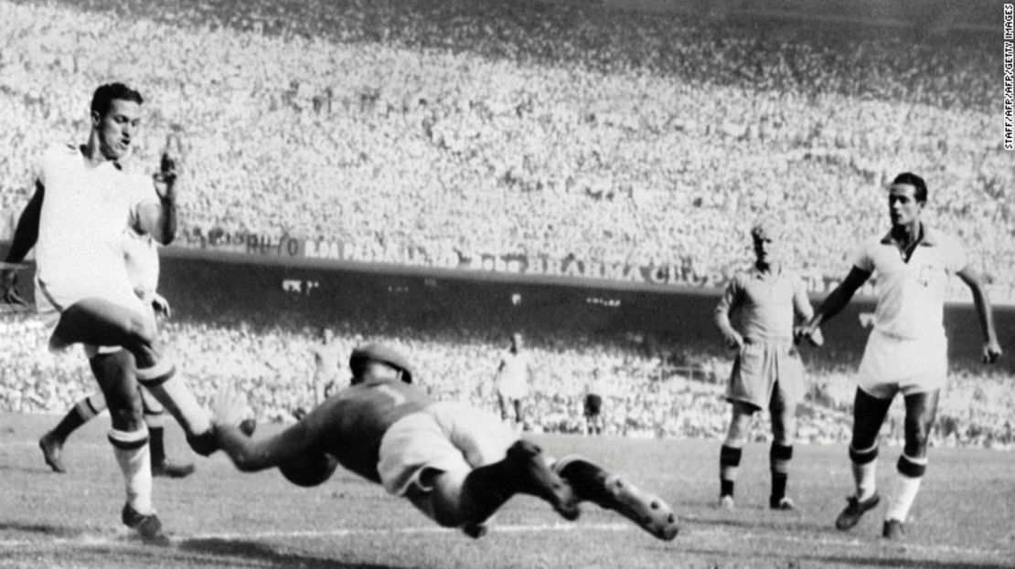 El guardameta sueco Kalle Svensson trata de bloquear el balón ante el avance del brasileño Ademir durante un encuentro de la Copa del Mundo de Brasil 1950.