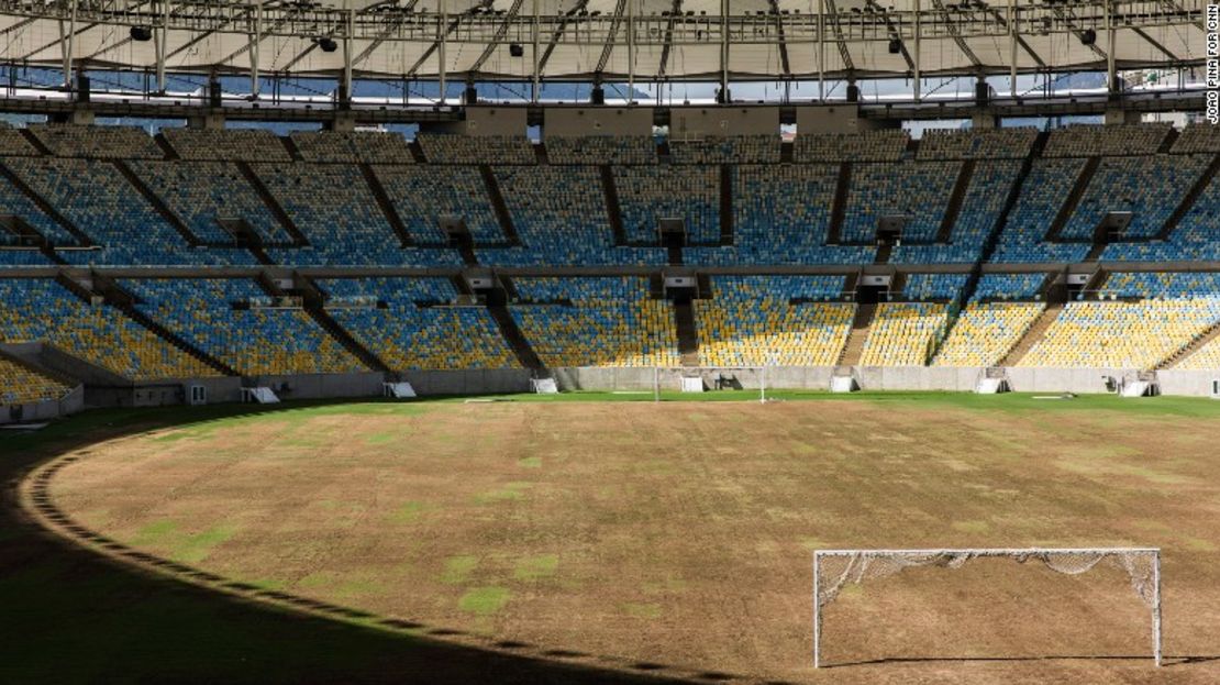 El lamentable estado del campo de juego del Maracaná.