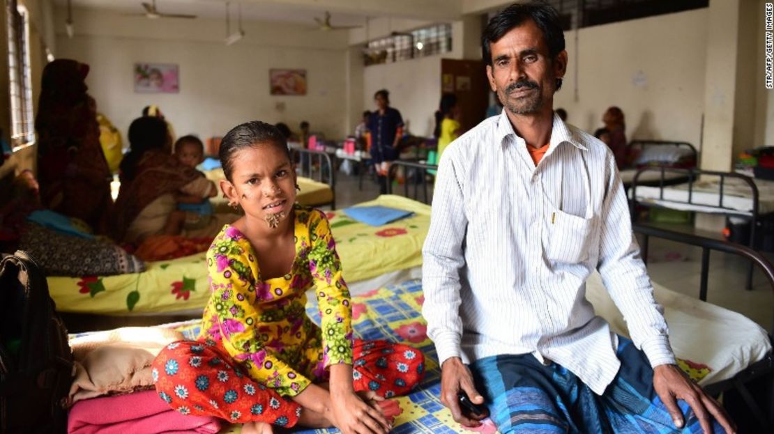 Sahana Khatun con su padre, Mohammad Shahjahan, en el hospital Hospital del Colegio Médico de Dacca (Bangladesh).