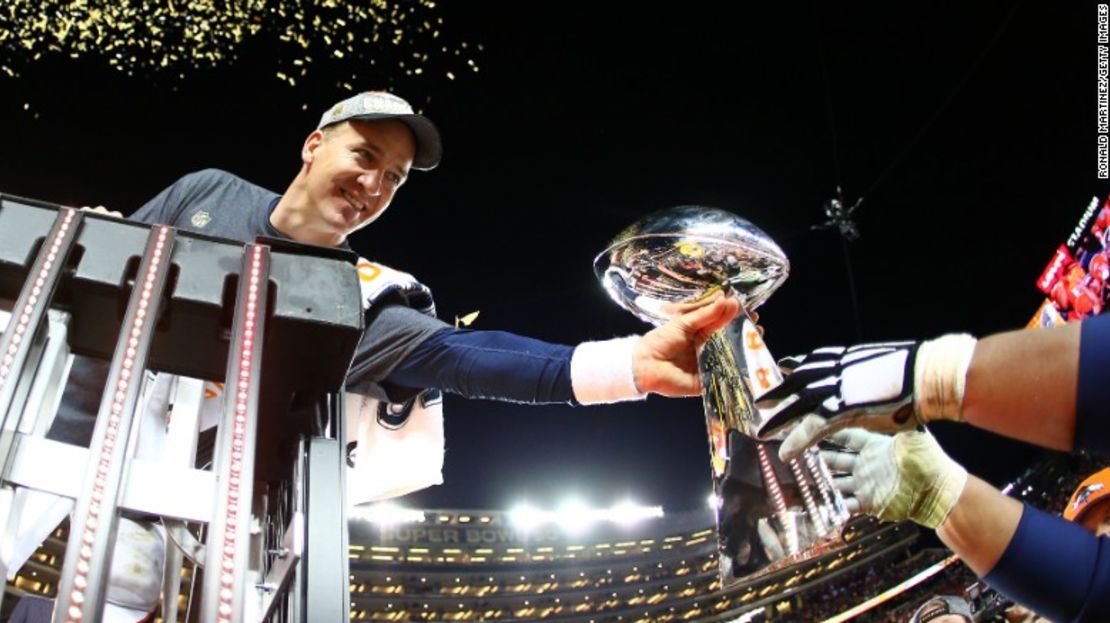 Peyton Manning, de los Broncos de Denver, recibe el trofeo Vince Lombardi tras derrotar a los Panthers de Carolina en el Super Bowl 50.