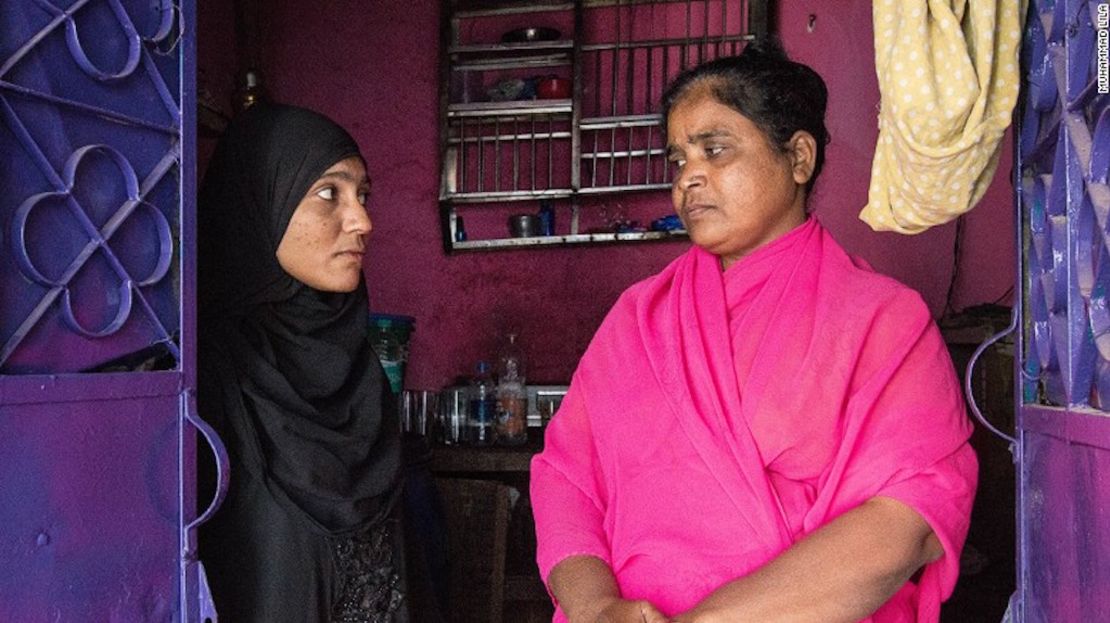 Muera Begum. a la izquierda, fue vendida por su madre para aparentar un matrimonio.