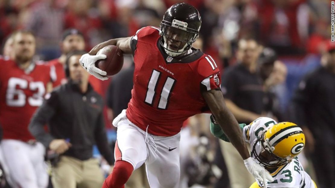 Julio Jones pica en velocidad para anotar tras dejar atrás la marca de un jugador de los Packers de Green Bay en el juego de la final de la NFC en Atlanta.