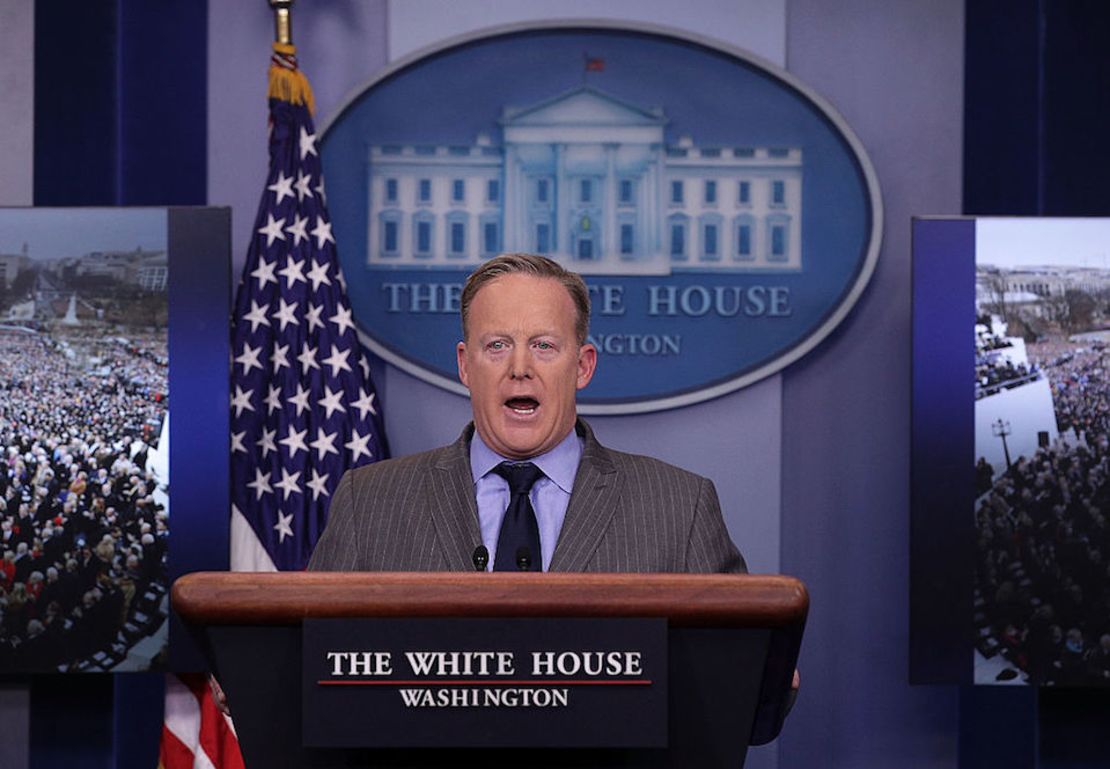 El secretario de prensa de la Casa Blanca, Sean Spicer, en su primera declaración en la sala de prensa luego de la toma de posesión de Trump.