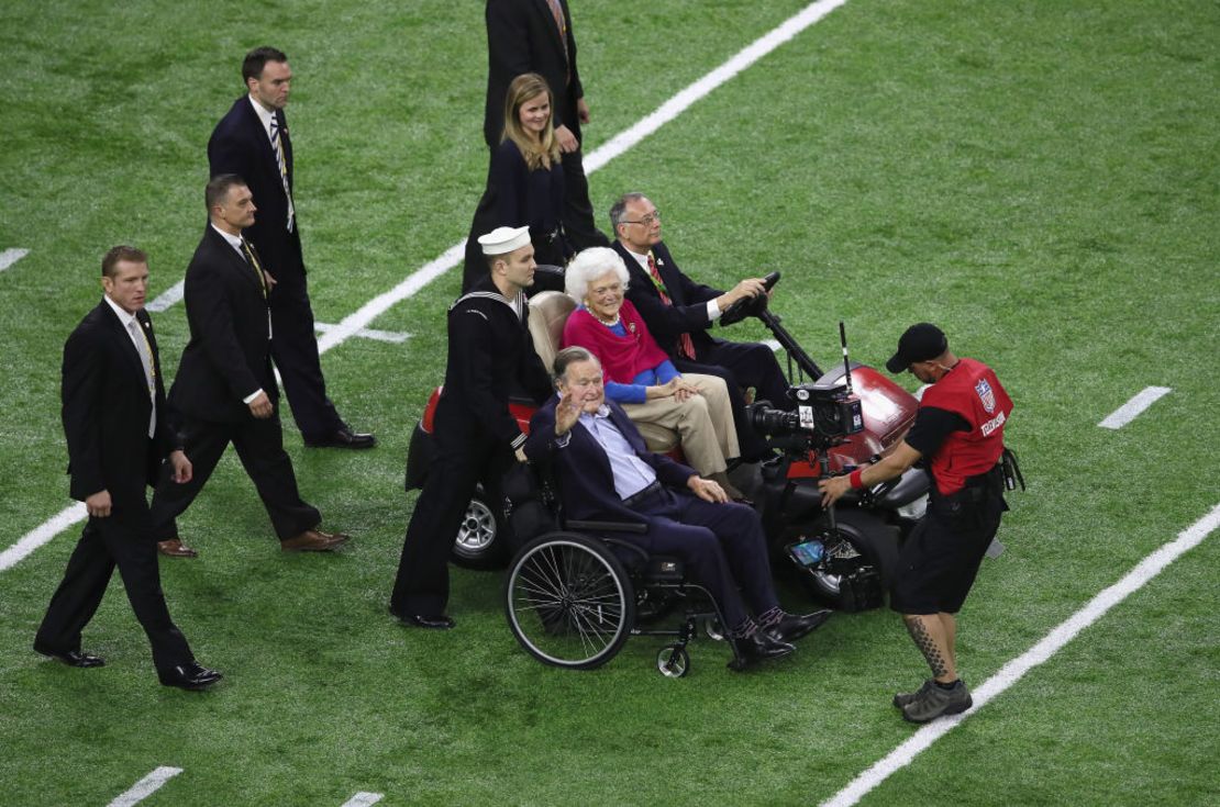 El esxpresidente George H . W Bush y su esposa hacen su aparición durante el Super Bowl 51 en el NRG Stadium de Houston, Texas.