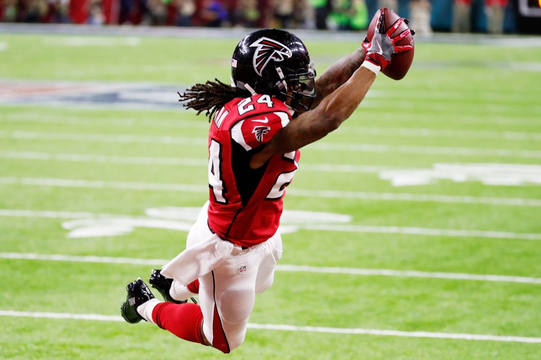 Devonta Freeman , de los Falcons de Atlanta, al anotar contra los Patriots de Nueva Inglaterra.