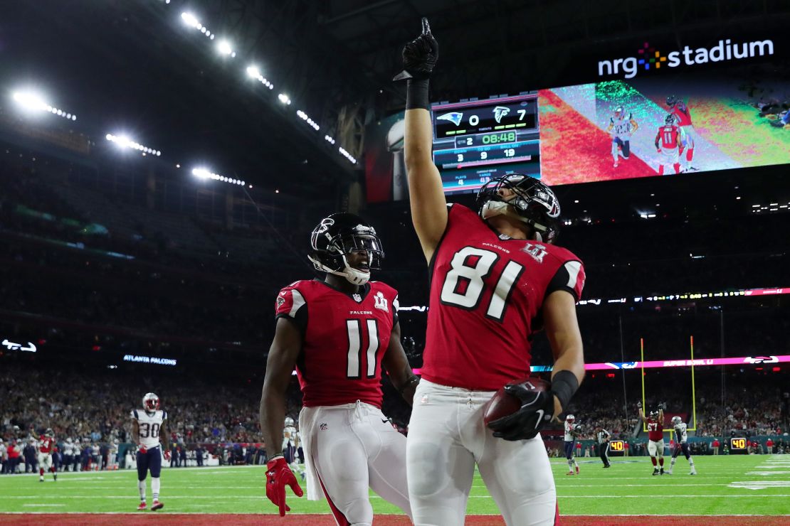 Austin Hooper celebra tras anotarle a los Patriotas de Nueva Inglaterra.