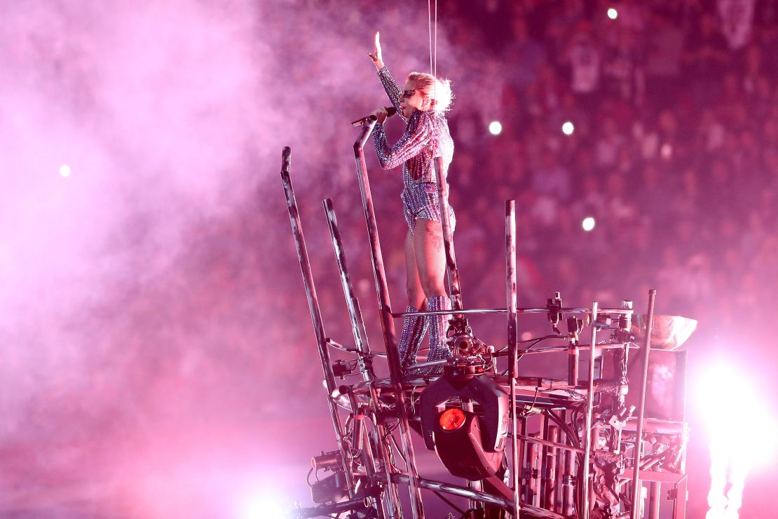 Detalle de la presentación de Lady Gaga en el espectáculo de medio tiempo del Super Bowl 51.