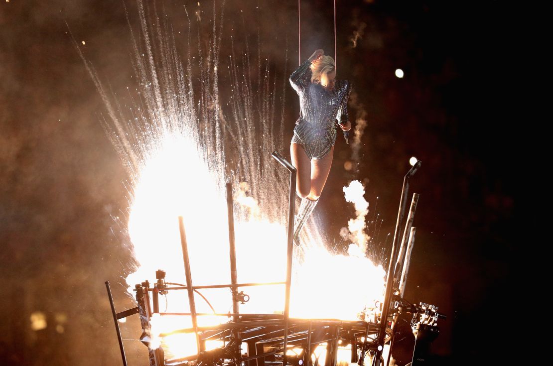 Lady Gaga 'vuela' sobre el escenario en el espectáculo de medio tiempo del Super Bowl 51.