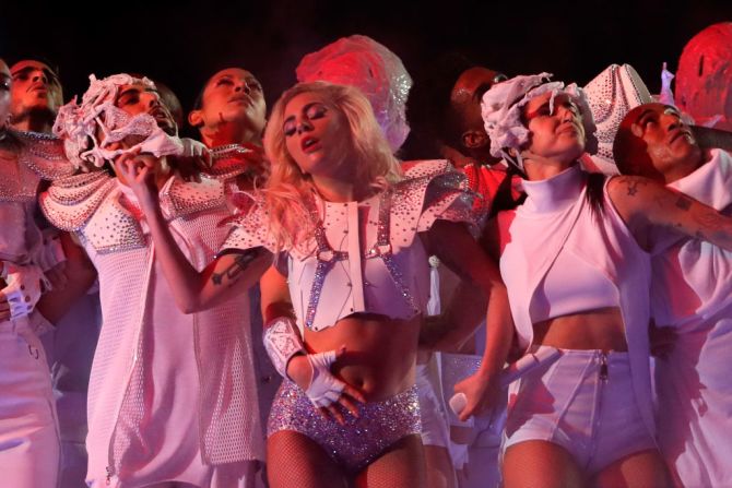 "¡Hola, mamá! ¡Hola, papá!", dijo Lady Gaga en pleno show. El espectáculo contó con decenas de bailarines, explosiones y drones.