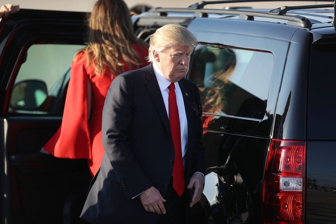 Donald Trump camina hacuia su vehículo tras llegar a su propiedad Mar-a-Lago en Florida.