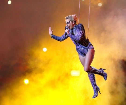 En la vida real, Gaga hizo algo muy similar en el evento deportivo, pero el vestido de la artista no echaba fuego, como en el episodio.