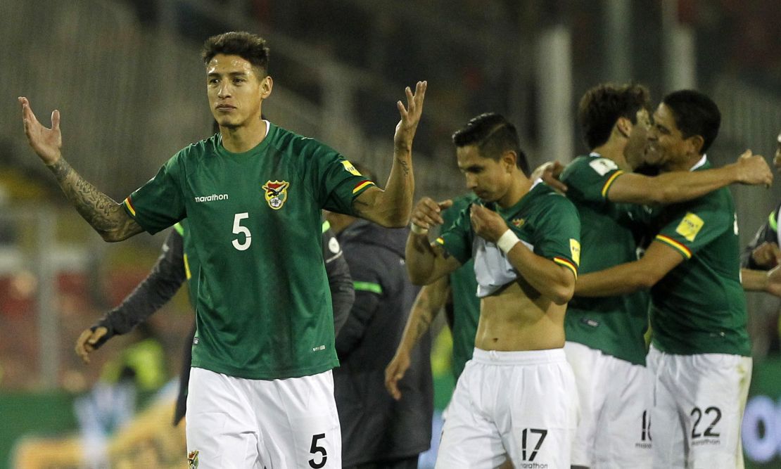 Nelson Cabrera y sus compañeros celebran tras empatar 0-0 contra Chile el pasado 6 de septiembre en Santiago.