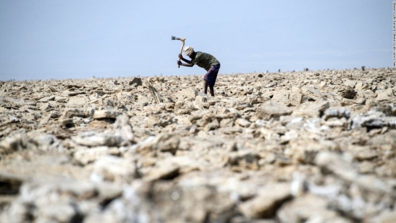 Una tradición antigua — La cultura de la minería de sal ha sido el sustento para los clanes locales desde hace siglos. Grandes compañías han buscado acceder a las minas, pero su paso ha sido restringido por líderes locales.