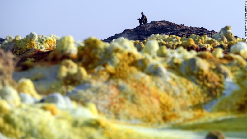 Vigilancia — Un soldado etíope vigila a los mineros desde la cima de una colina.