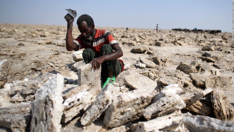 Trabajando la tierra — Un minero trabaja bajo el sol mientras saca con sus manos bloques de sal. Los mineros usan azadones y hachas para extraer el “oro blanco”.