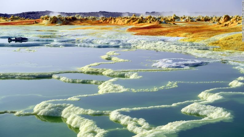 Lago de azufre — Las temperaturas pueden ser de 34,5ºC pero pueden subir hasta los 50ºC.