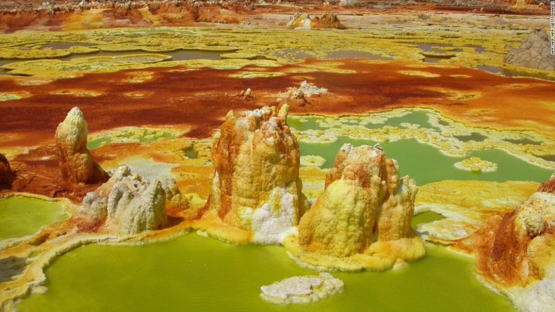 Un paisaje alienígena — La depresión es hogar de algunos de los paisajes más espectaculares del mundo. El lugar está dotado con volcanes, piscinas ácidas de brillantes colores, roca fundida y majestuosas salinas.