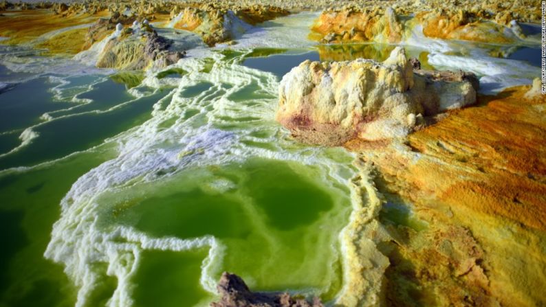 El lago de fuego — Un lago de azufre en el Triángulo de Afar cerca de Dallol, en Etiopía. La depresión está 100 metros bajo el nivel del mar y es uno de los lugares más calientes e inhóspitos del mundo: National Geographic lo llama “el lugar más cruel de la Tierra”. A pesar de que las temperaturas pueden llegar a los 50ºC, sigue siendo un centro económico vital e importante donde los etíopes mantienen una industria centenaria de extraer sal de la tierra con sus manos.