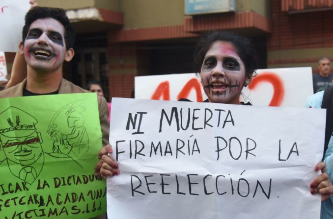 La marcha llegó hasta la sede del Partido Colorado. Según los organizadores más de 100 personas participaron en la marcha.