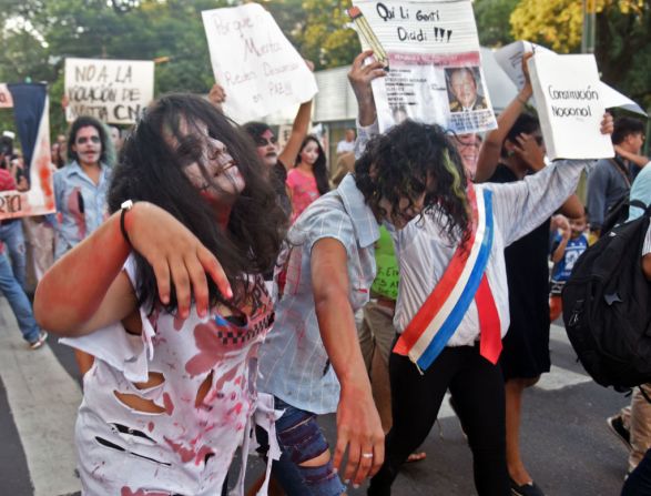 Los manifestantes que marcharon como zombies también protestaron contra la gestión de Cartes.