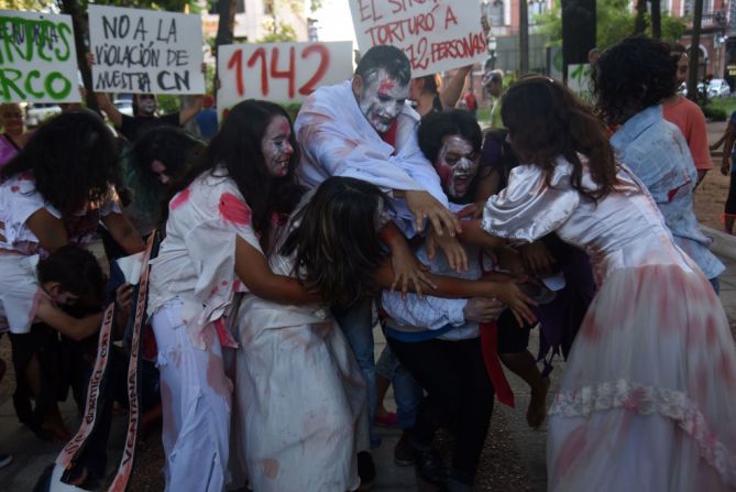 La búsqueda de los oficialistas de una enmienda constitucional ha causado polémica y protestas como esta en Asunción.