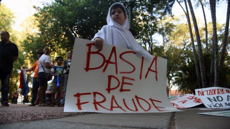 Muchos de los manifestantes se vistieron como zombies o 'muertos vivientes' para hacer referencia a los nombres de personas muertas que según la Fiscalía aparecieron en las listas de firmas que piden la reforma constitucional antes de las elecciones presidenciales de 2018.