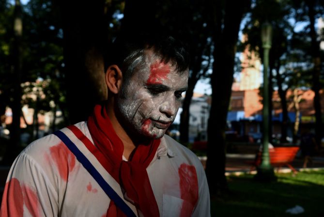 Un grupo de personas protesta en el centro de Asunción, Paraguay, este 3 de febrero. Los manifestantes se pronuncian contra los simpatizantes del presidente Horacio Cartes que buscan recolectar firmar para una reforma constitucional que permita la reelección presidencial, prohibida por la Constitución.