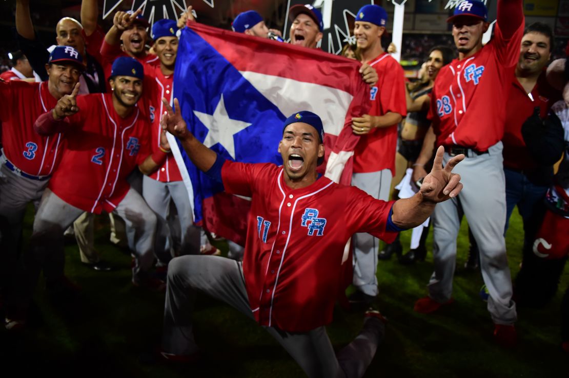 Jugadores de los Criollos de Caguas puertorriqueños celebran tras ganarle 1-0 a las Águilas de Mexicali mexicanas en la final de la Serie del Caribe en Culiacán.