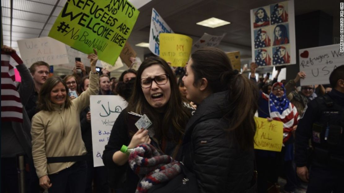 Una viajera reacciona luego de ser detenida en el Aeropuerto Internacional de Dulles, en Virginia, el 28 de enero del 2017.