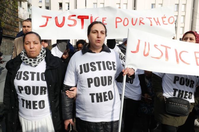 Los manifestantes exigieron justicia para Théo, el joven agredido, que tuvo que ser atendido en un hospital después de que cuatro agentes presuntamente lo sodomizaran con una porra.