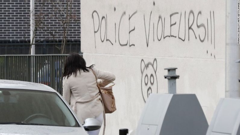 En los edificios de la zona donde fue agredido el joven, en en Aulnay-sous-Bois, aparecieron graffitis contra la policía. En este se lee: "Policía violadores!!!"