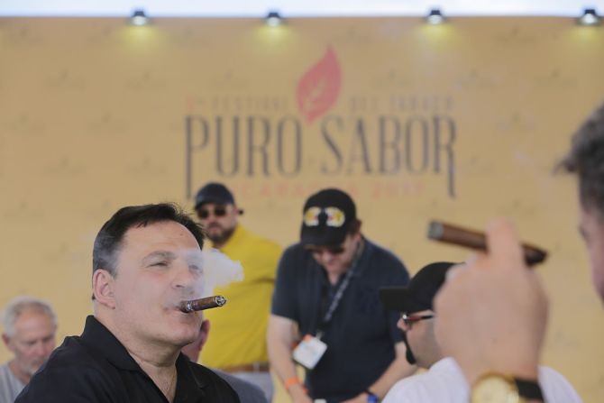 Dos hombres prueban sus tabacos durante el sexto Festival Internacional del Tabaco “Puro Sabor”, que cada año se realiza en la ciudad de Estelí, a unos 150 kilómetros de Managua. Al evento asisten compradores de todo el mundo.