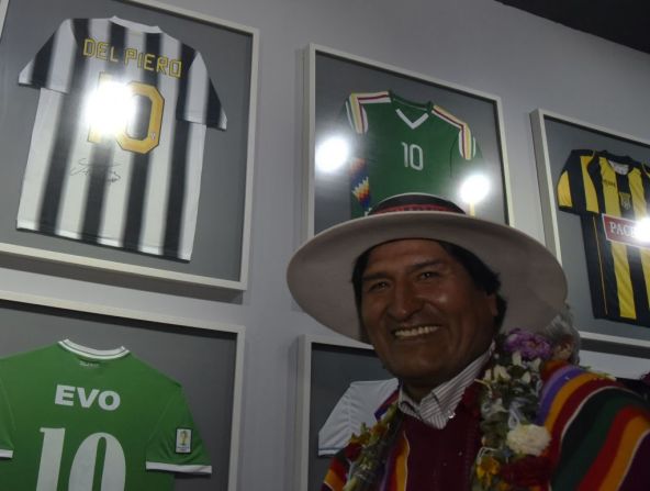 El presidente exhibió su colección privada de camisetas deportivas durante la inauguración del Museo de la Revolución Democrática y Cultural.