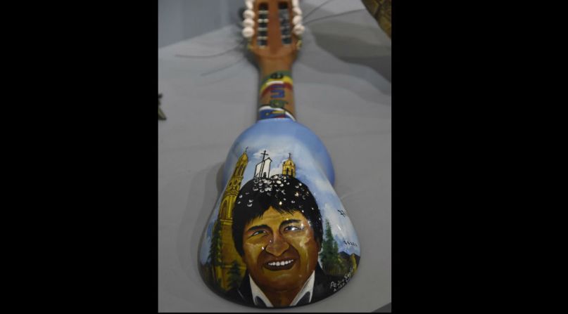 Este charango con el rostro de Morales es uno de los objetos de la colección permanente del Museo de la Revolución Democrática y Cultural.